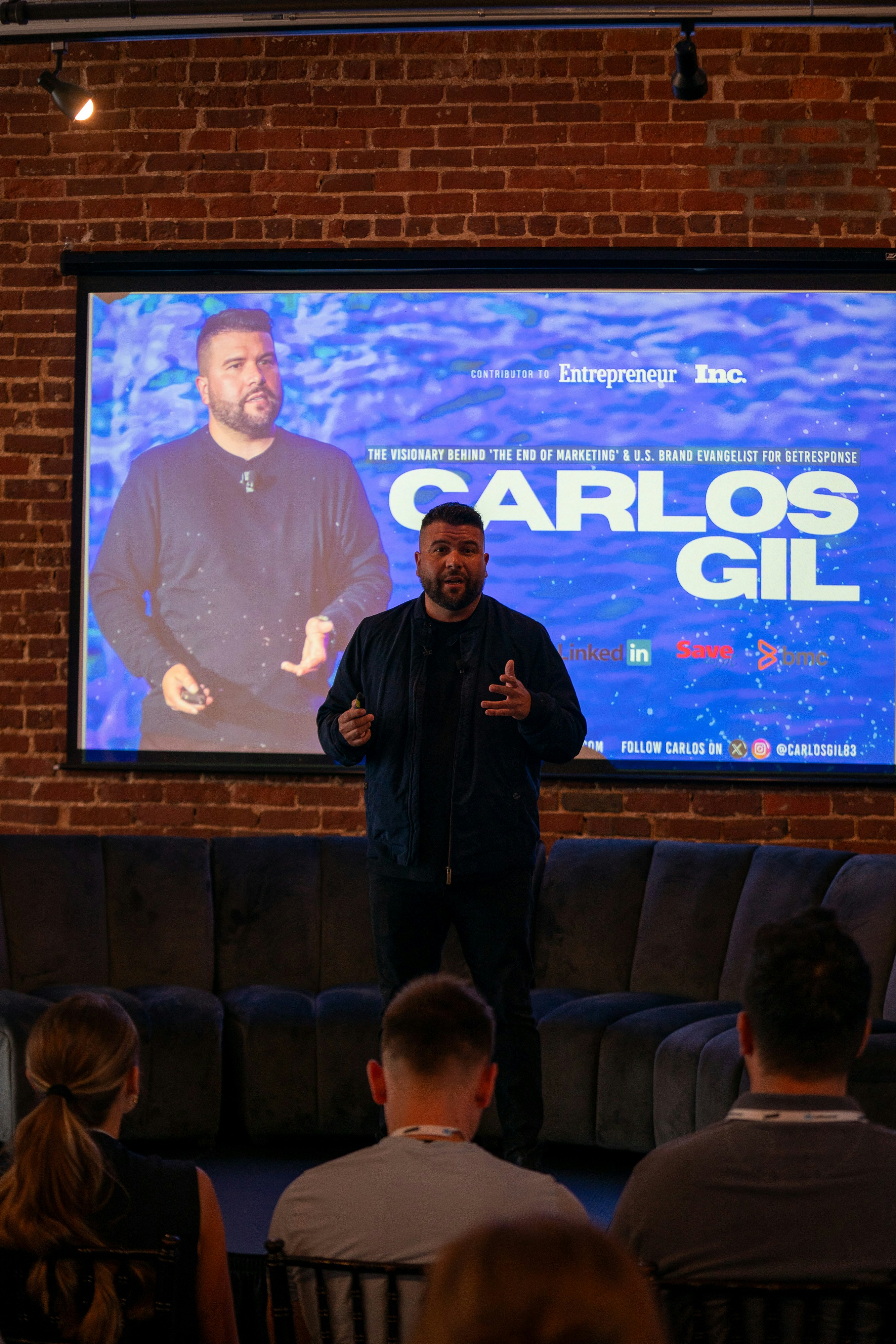 Unternehmer vor seinem Geschäft